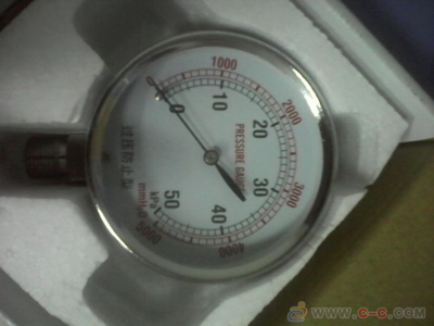 精准守护管道压力的卫士——深圳现货0-50KPA过压防止型压力表详解
